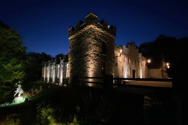 La bâtisse vue de nuit