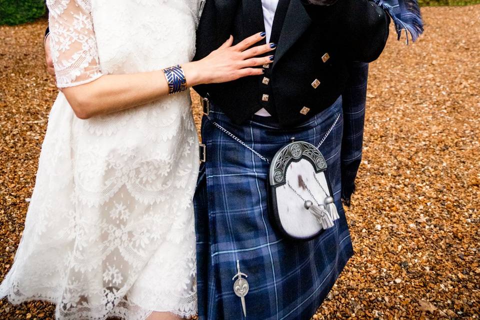 Mariage heureux et pluvieux