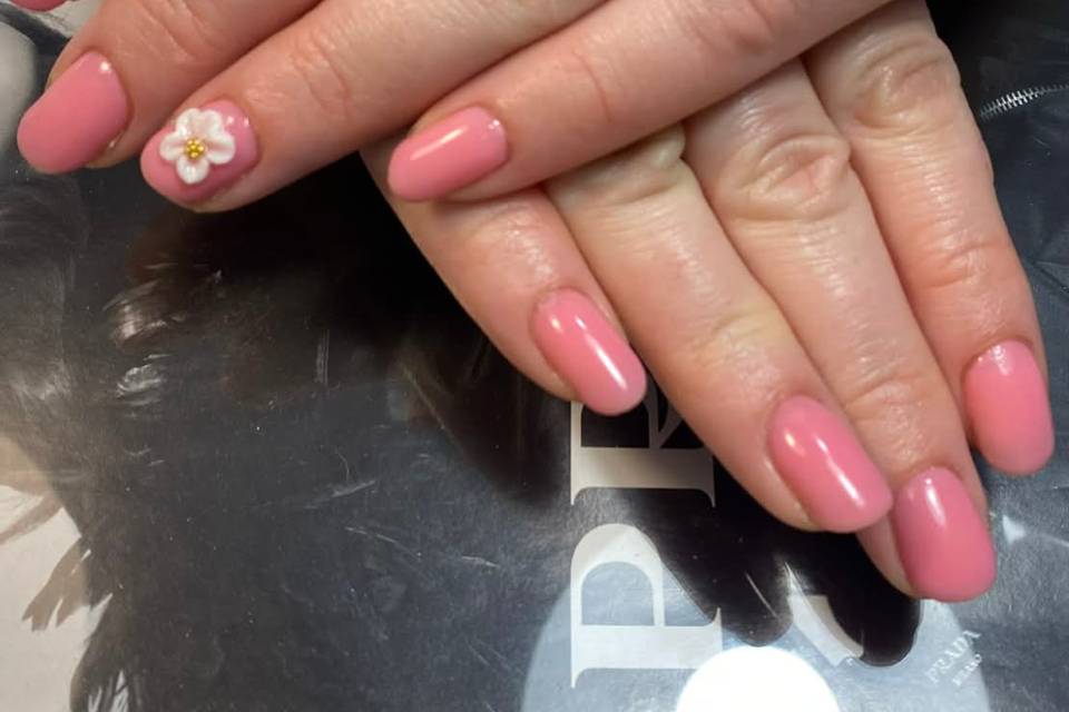 Renfort de l'ongle et fleur 3D