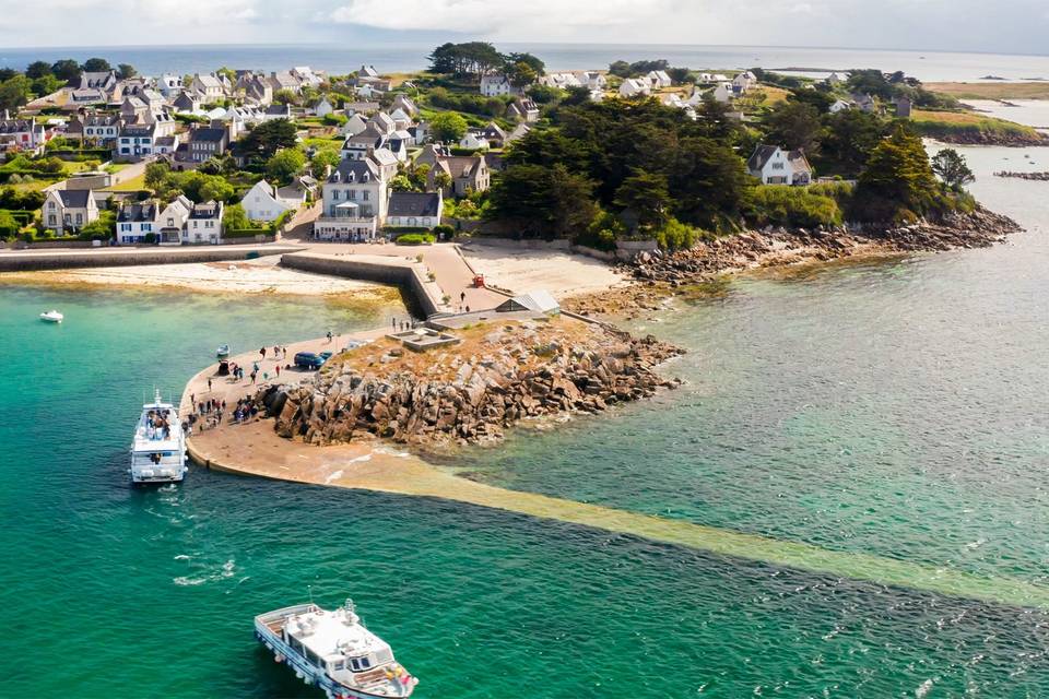 Arrivée des invités en bateau