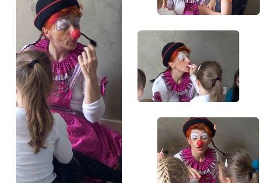Les enfants maquillent Anita