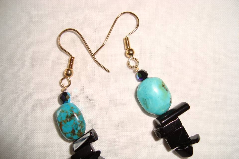 Boucles turquoises et pierres noires