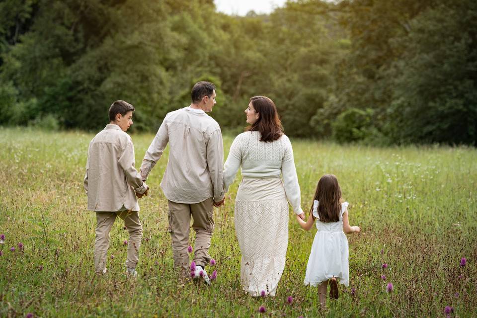 Couple de mariés et enfants