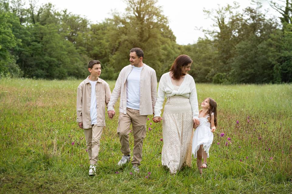Couple de mariés et enfants