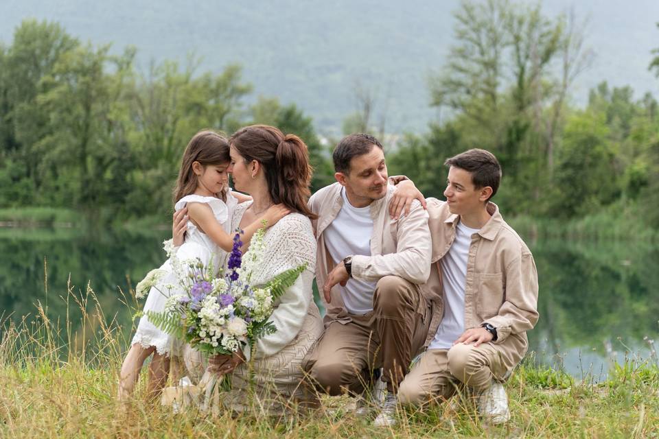 Couple de mariés et enfants