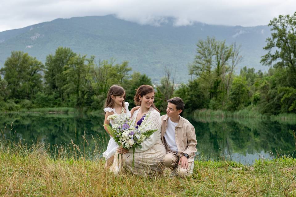 Couple de mariés et enfants