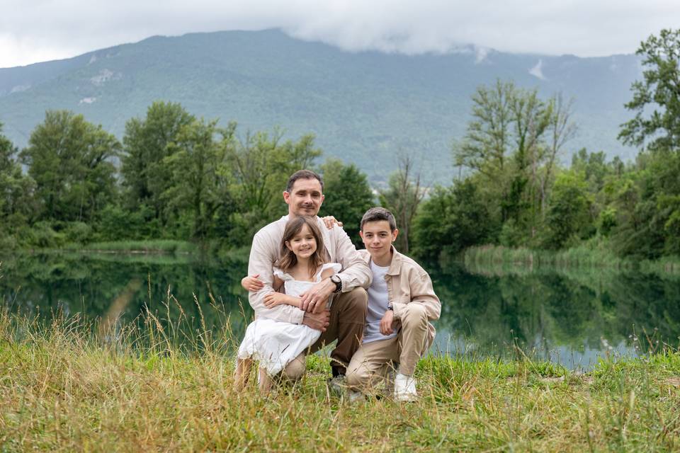 Couple de mariés et enfants