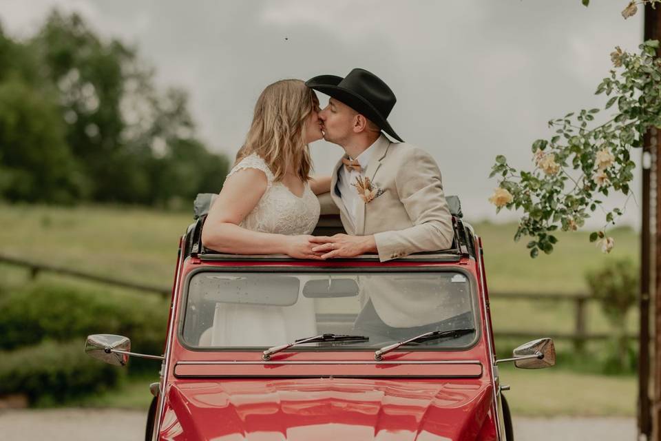 Couple avec une 2CV