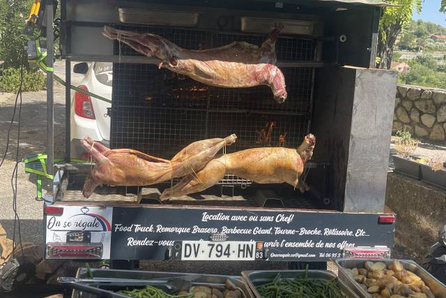 2 agneaux, 1 chevreuil