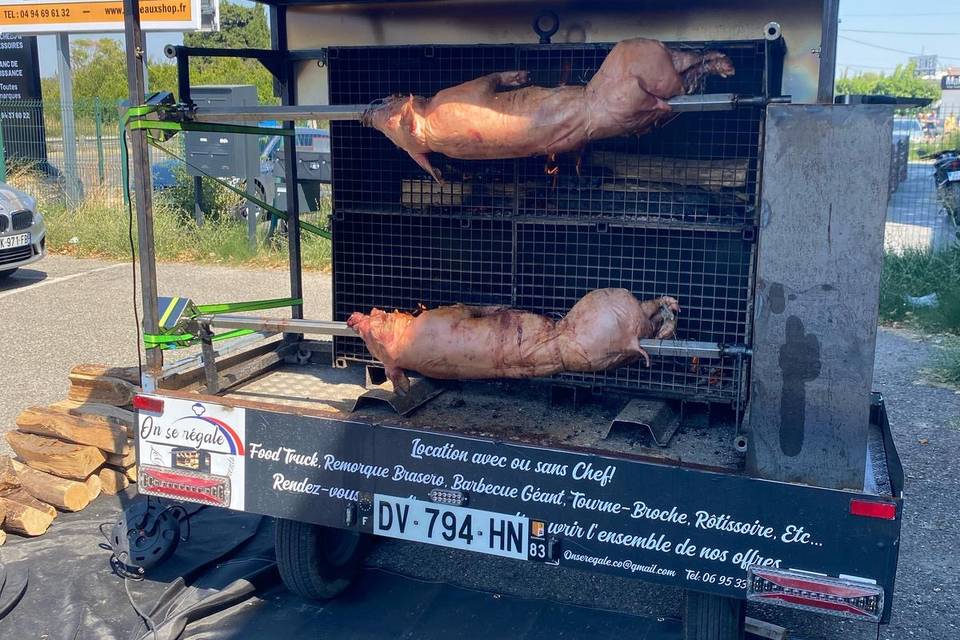 2 cochons 80 personnes