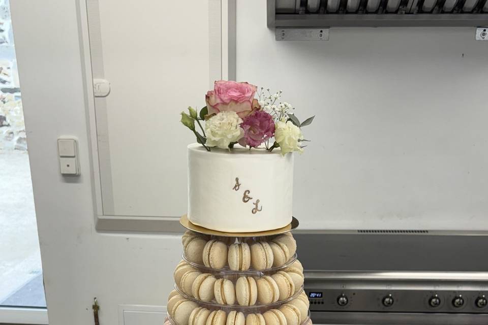 Pyramide de macaron fleuri