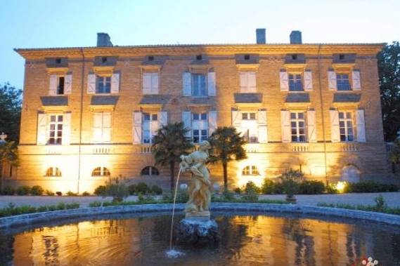Bâtiment et fontaine