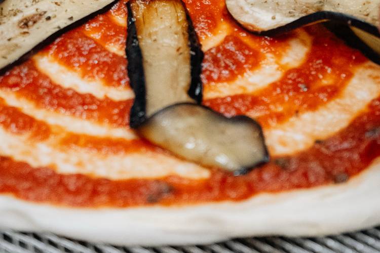 Préparation de la pizza à l’aubergine