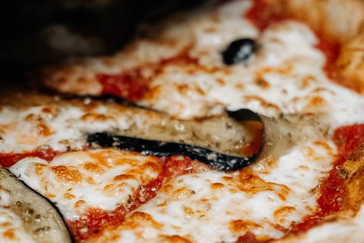La pizza qui sort du four