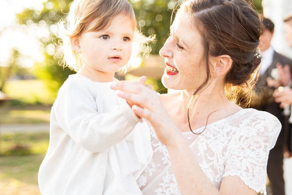 Photo détail mariée et bébé