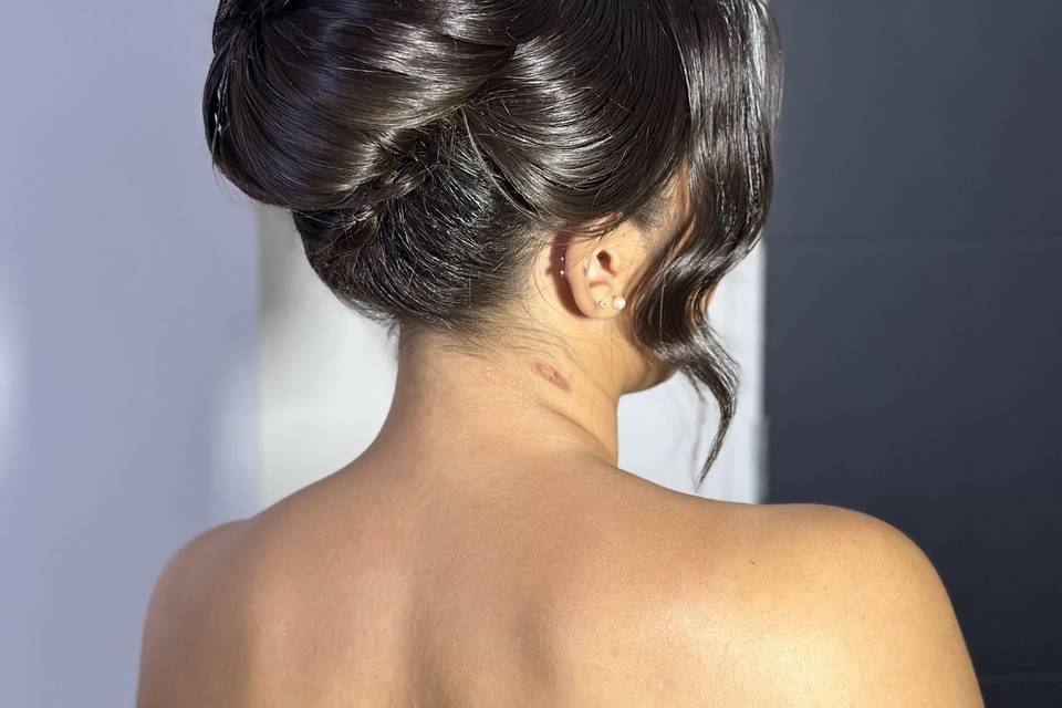 Chignon haut avec mèche