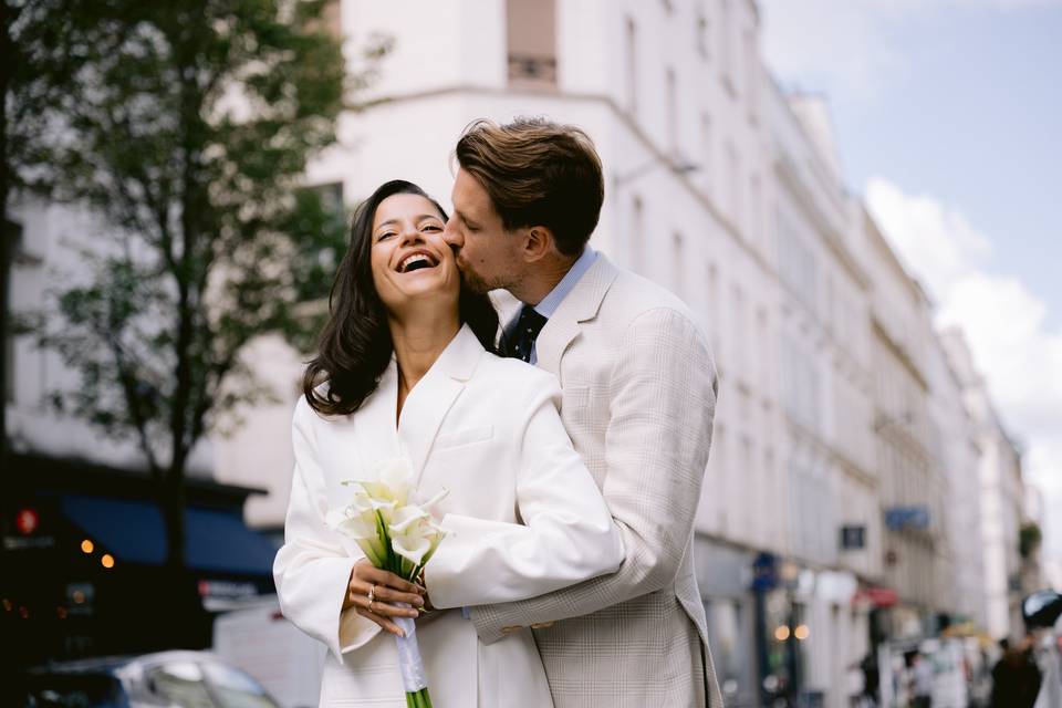 Moment complice dans Paris
