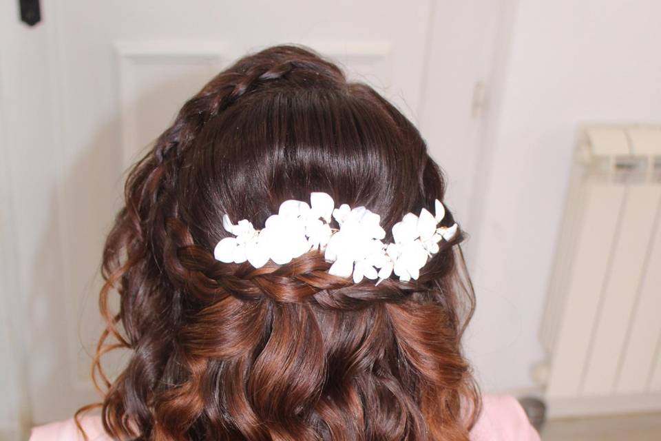 Coiffure demi attache