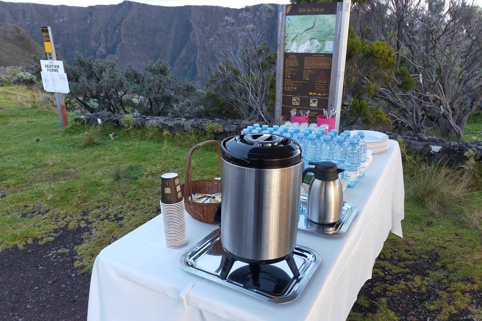 PETIT DÉJEUNER À L'EXTERIEUR