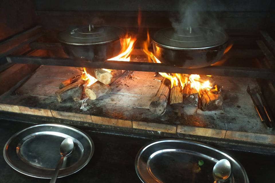 CUISINE CRÉOLE AU FE DE BOIS