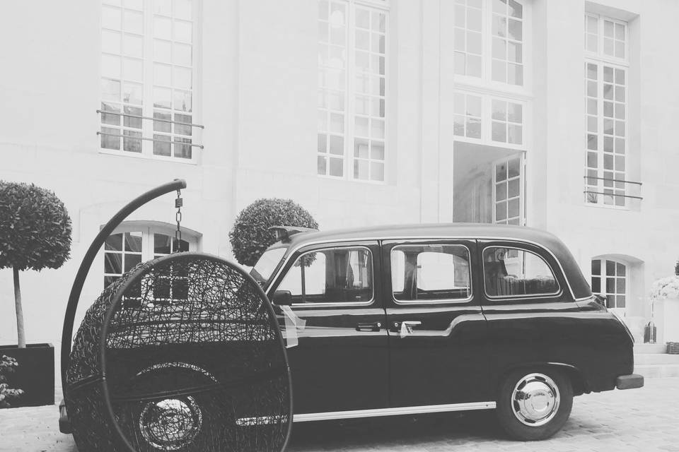 Black London cab mariage