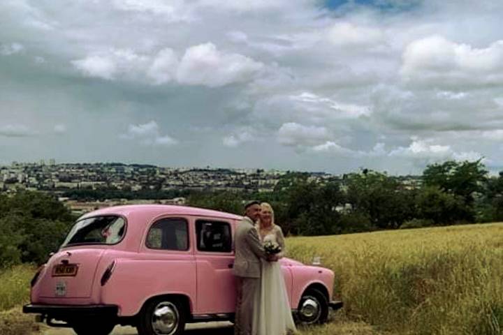 Taxi anglais rose avec mariés