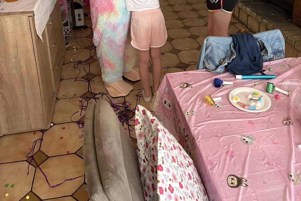 Labubu s'amuse avec les enfant