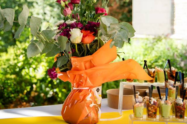 PHOTO VERTICALE_ BOUQUET SUR LA TABLE DU BUFFET