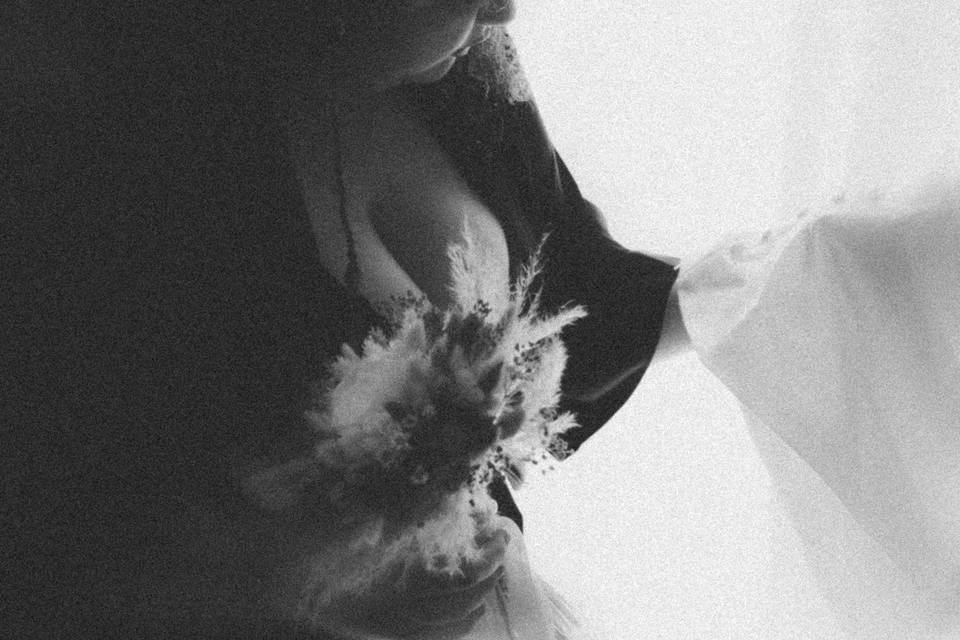 La marié regarde sa robe