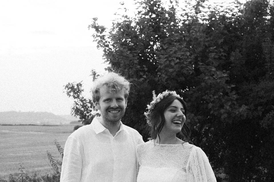 Des mariés à l'aise