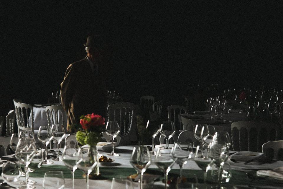 Un invité pendant le cocktail