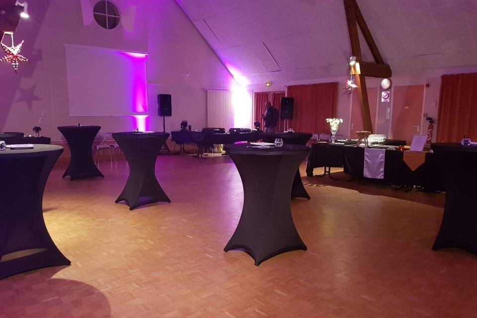 Faites danser vos invités sur une de piste de danse lumineuse A lighted  dance floor rental is a sure way to …