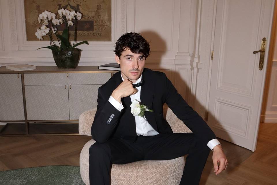 Le marié pose
