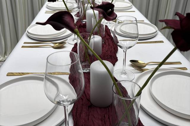 Table fleurie thème bordeaux