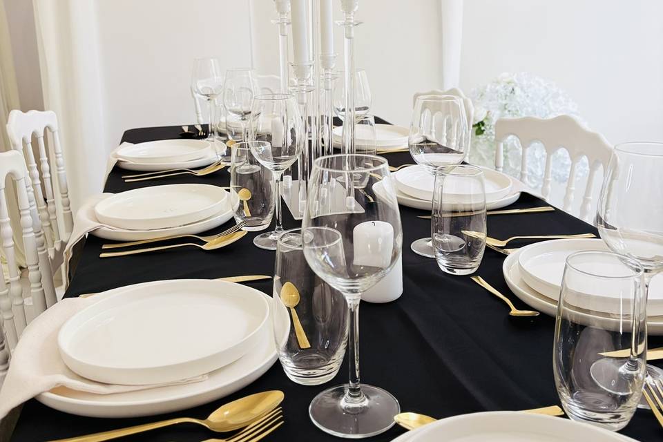 Table noire & dorée élégante