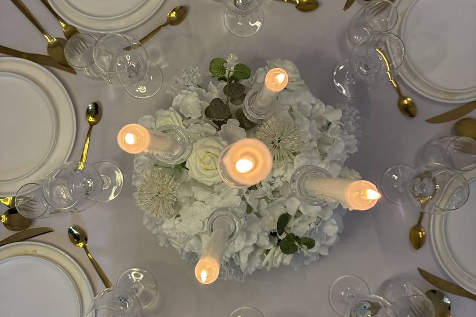 Table ronde bougeoirs & fleurs