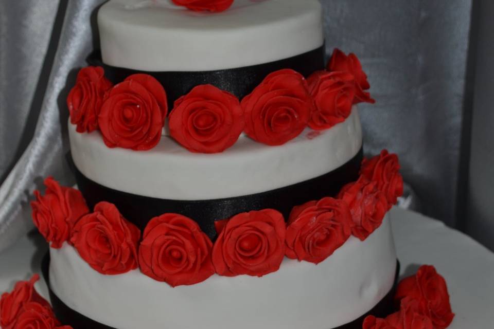 Wedding cake roses rouges