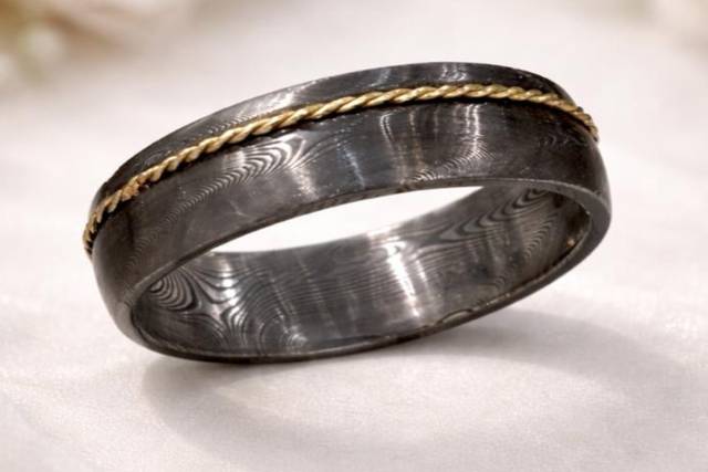 Alliance damas avec fil d’or