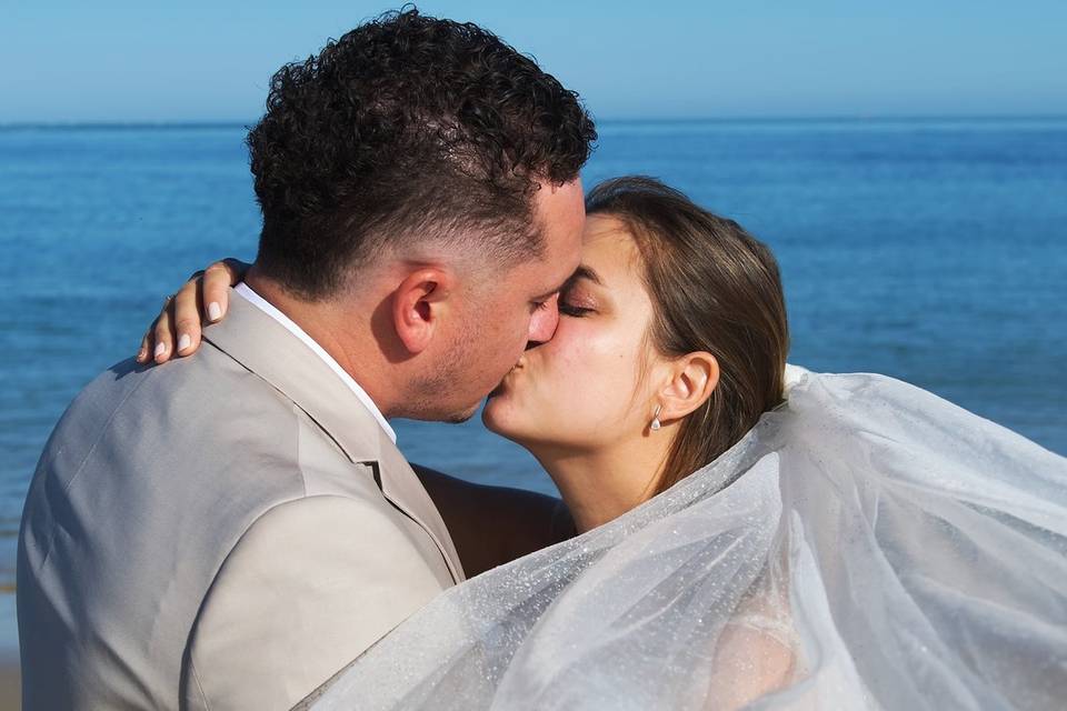 Photo de mariés sur la plage