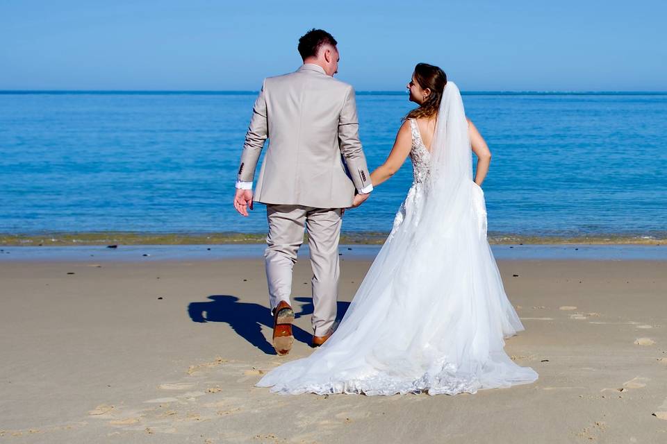 Photo de mariés sur la plage