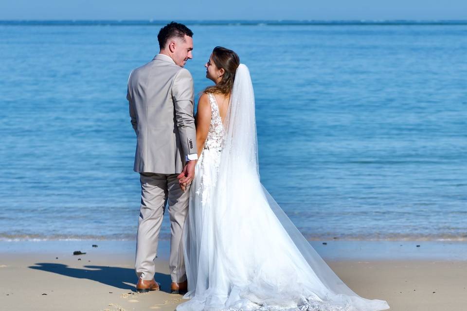 Photo de mariés sur la plage