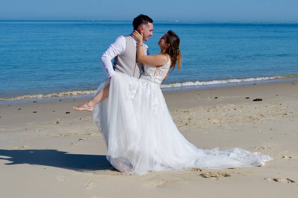 Photo de mariés sur la plage