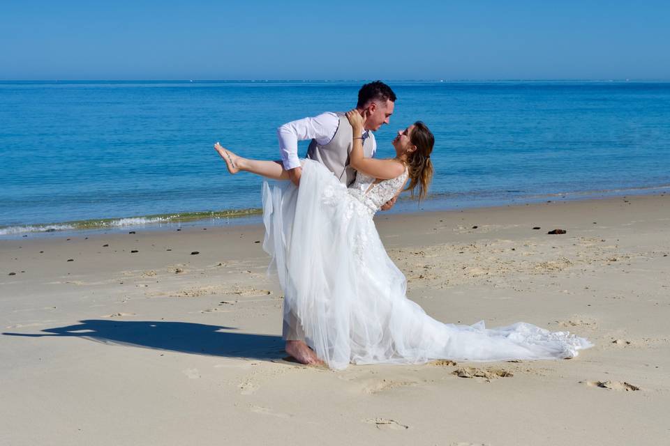 Photo de mariés sur la plage