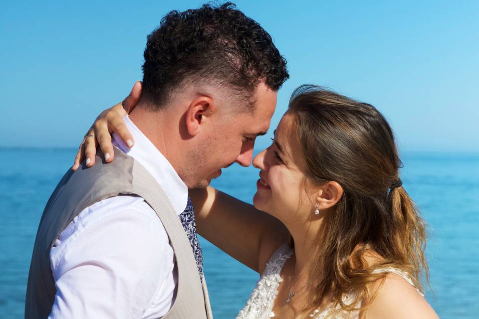 Photo de mariés sur la plage