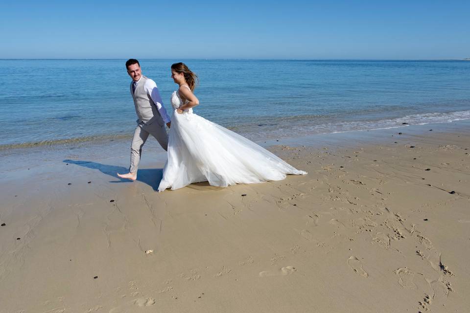Photo de mariés sur la plage