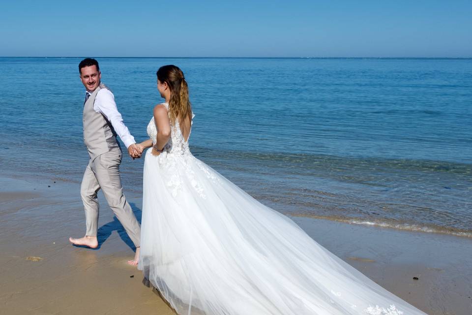 Photo de mariés sur la plage