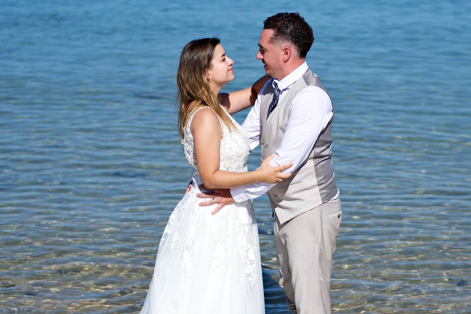 Photo de mariés sur la plage