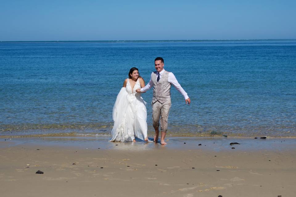 Photo de mariés sur la plage