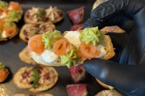 Crostini saumon guacamole