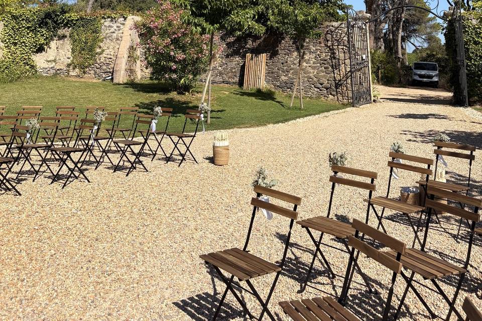 Bouquets au bouts des chaises